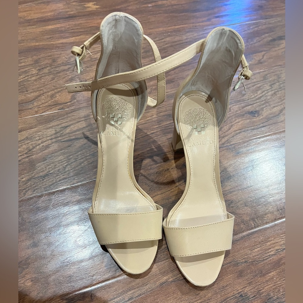 VINCE CAMUTO BLOCK HEEL ANKLE STRAP DRESS SANDALS